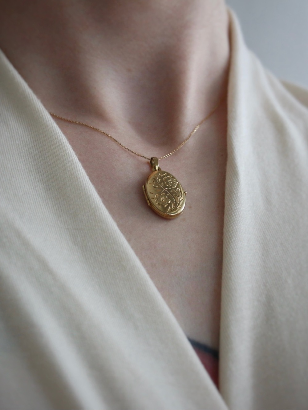 1900's Antique 8k Gold Floral Engraved Locket